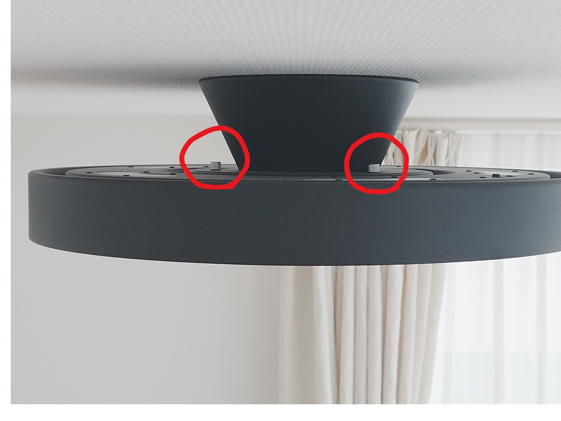 GLOW設置時に位置合わせが必要な本体上部のネジ部分