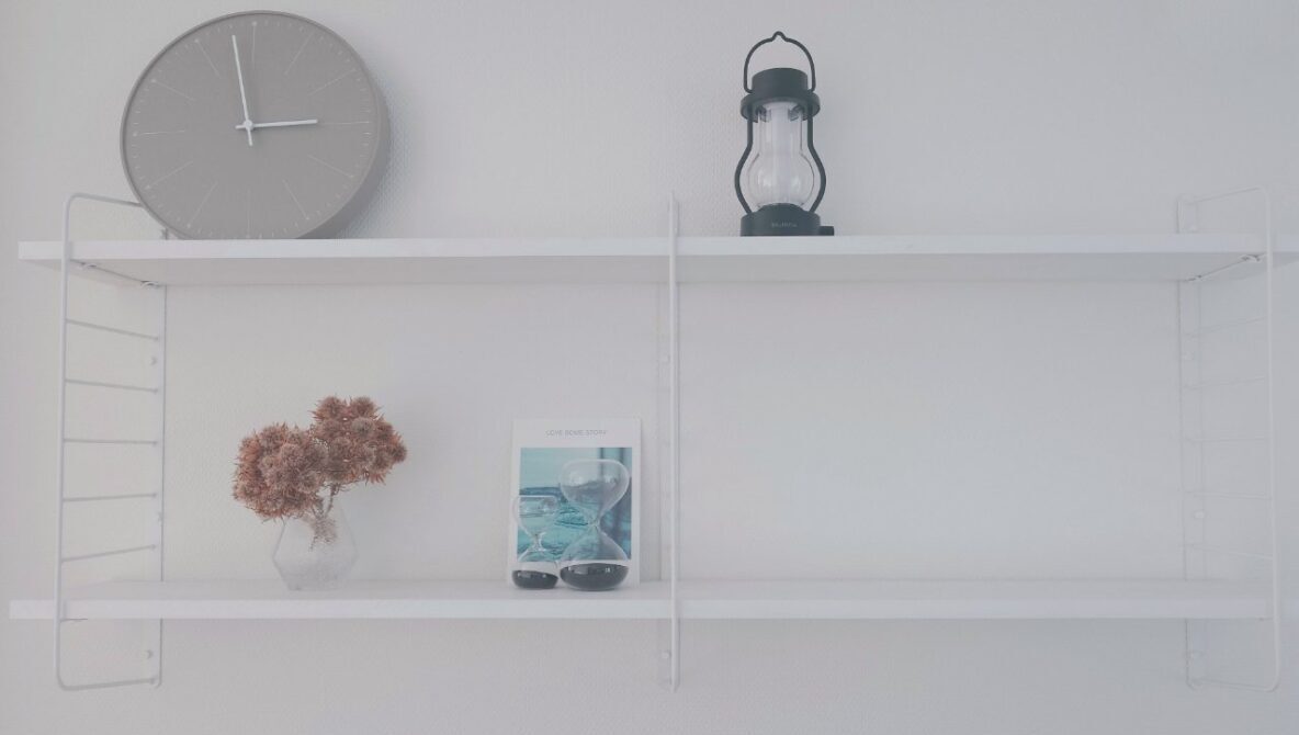 飾り棚にインテリア小物を飾ったイメージ