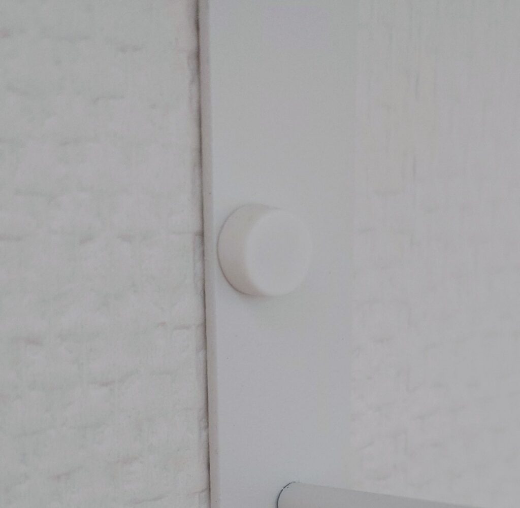 飾り棚のフレームを固定するピンにカバーを付けたイメージ