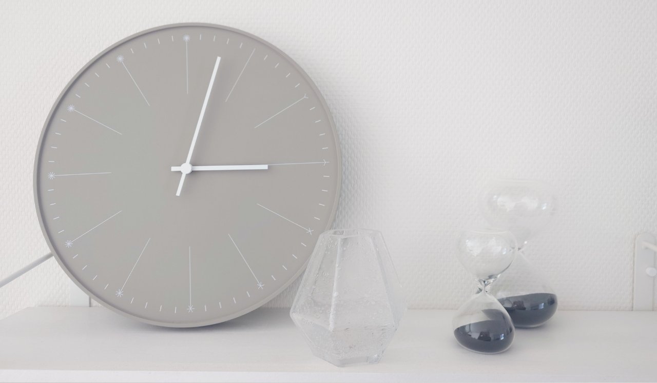 飾り棚に飾る時計、花瓶などのインテリア小物